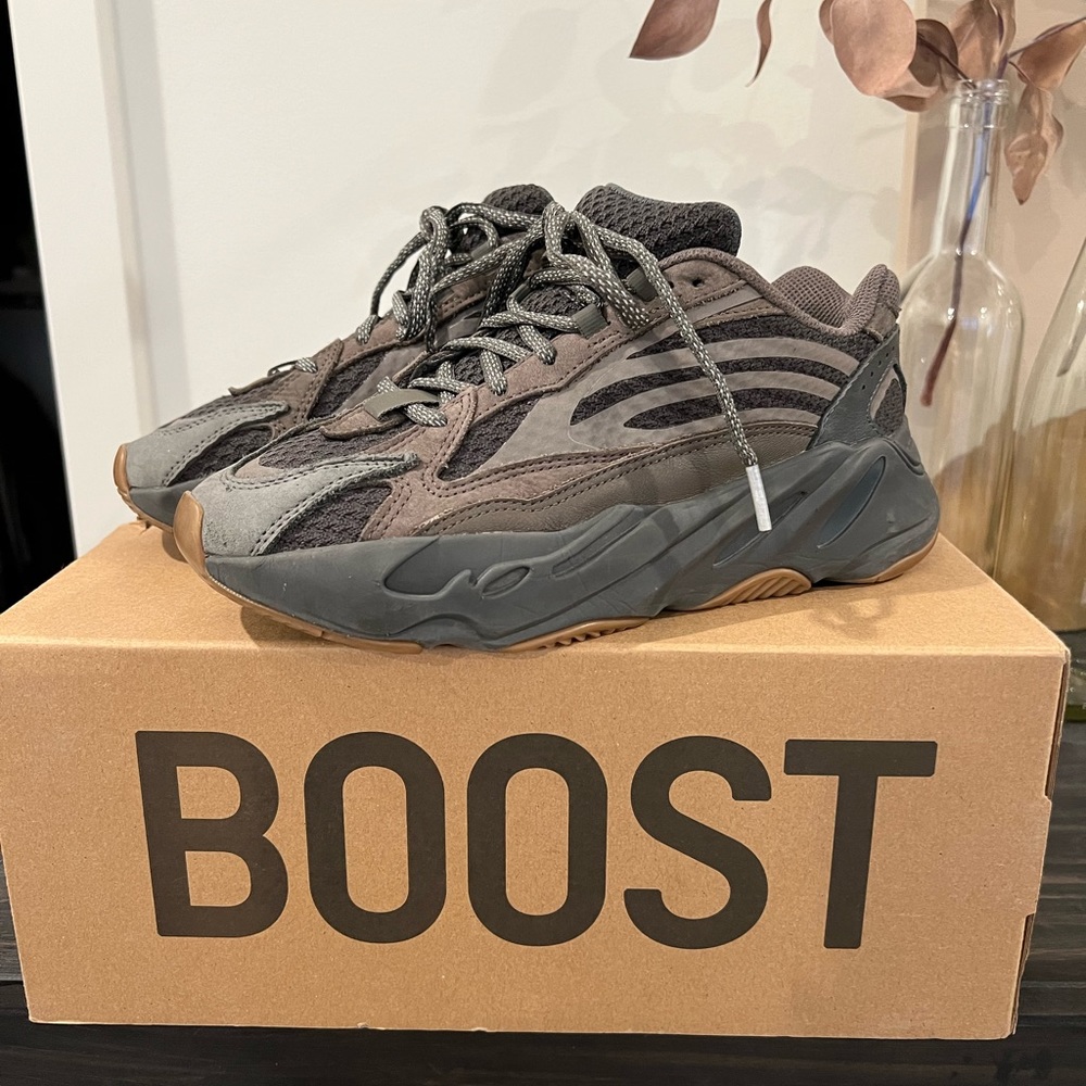 Yeezy boost 700 v2